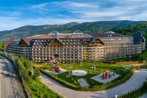 Ogromny hotel Gołębiewski w Karpaczu, otoczony zielenią i górami. Ile lat ma hotel Gołębiewski w Karpaczu? To miejsce oferuje mnóstwo atrakcji dla dzieci.