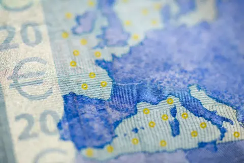 Zbliżenie na banknot dwudziestoeuro, z widoczną mapą Europy. Tak, w Belgii jest euro.