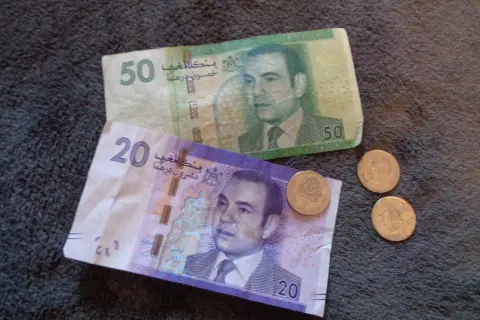 Banknoty 20 i 50 dirhamów, czyli walutą, jaką płaci się w Maroko, oraz monety.