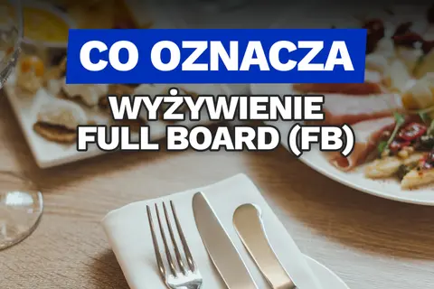 Co to znaczy wyżywienie full board (FB)? Talerze z jedzeniem i nakrycie stołu sugerują obfitość posiłków.