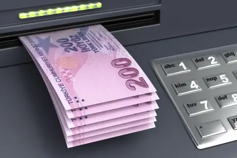 Banknoty 200 lir tureckich wychodzące z bankomatu. Czy w Turcji można płacić euro? Raczej nie, lepiej mieć lokalną walutę.