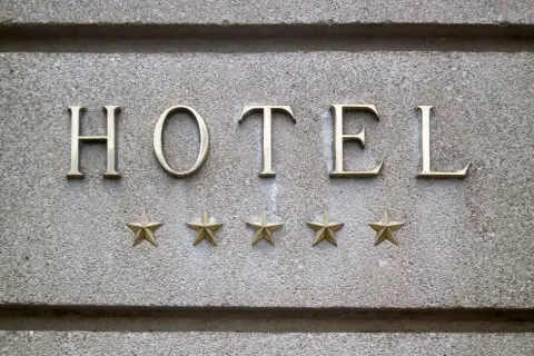 Co oznaczają gwiazdki w hotelu? Zrozumienie standardów i komfortu