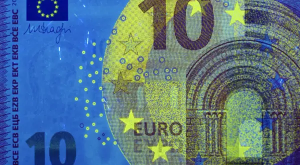 10 euro banknot pod światłem UV. Francja, jak wiele krajów UE, używa euro jako waluty.