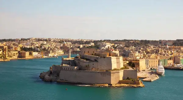 Fortyfikacje i zabudowania miasta na Malcie, z widocznym portem i jachtami. Czy Malta to miasto? Tak, to stolica!