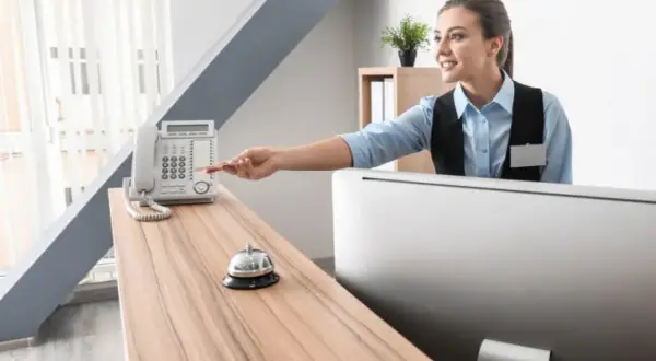 Ile godzin pracuje recepcjonistka w hotelu? Zaskakujące fakty o zmianach