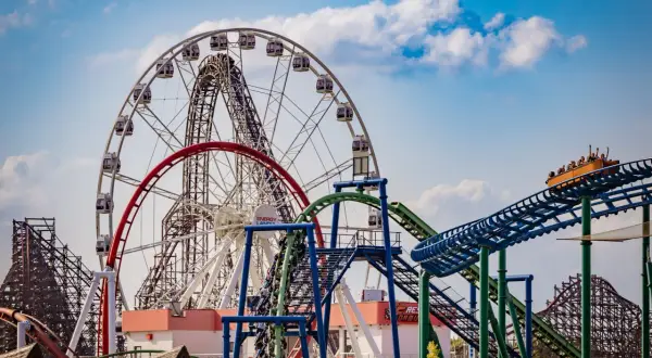 W Energylandii jest mnóstwo atrakcji! Widać diabelski młyn, rollercoaster i inne ekscytujące maszyny.