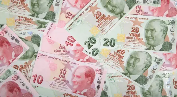 Turecka lira to waluta, jaką płacimy w Turcji. Widoczne banknoty 10 i 20 lir.