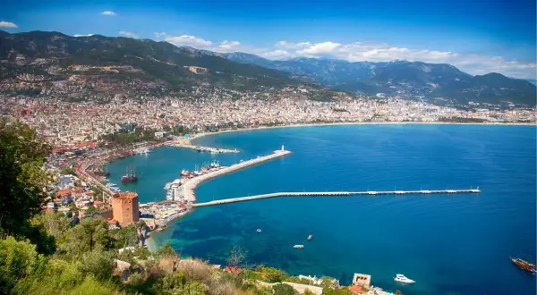 Widok na Alanyę z morzem i górami. Miasto wygląda na spokojne, więc czy Alanya jest bezpieczna?