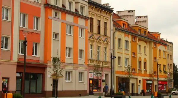 Kolorowe kamienice i sklepy na rynku w Oławie. Zobacz, co zobaczyć w Oławie, spacerując po urokliwym rynku.