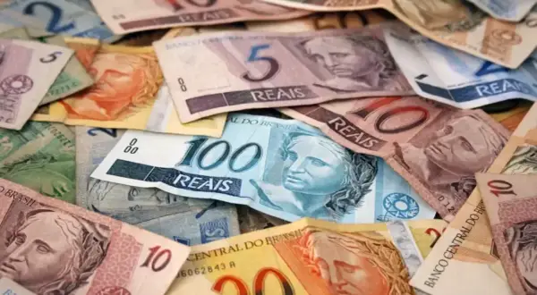Stos banknotów, gdzie walutą jest real. Widać nominały 100, 10, 5 i 2.