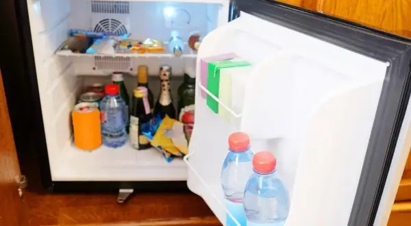 Czy minibar w hotelu jest płatny? Sprawdź, aby uniknąć niespodzianek