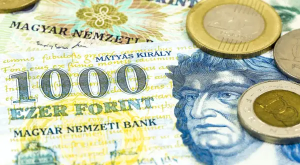 Węgry mają forinty. Na zdjęciu banknot 1000 forintów z wizerunkiem króla Macieja Korwina i monetami.