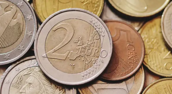 Monety euro, w tym dwu- i pięciocentowe, pokazują, jaką walutę ma Czarnogóra.