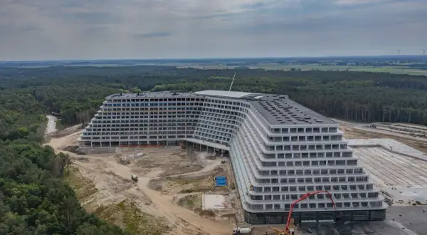 Ogromny hotel Gołębiewski w Pobierowie w budowie, otoczony lasem. Trudno oszacować, ile pokoi ma hotel Gołębiewski w Pobierowie, ale jego rozmiar robi wrażenie.