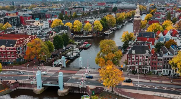 Jesień w Amsterdamie. Czy Holandia jest bezpiecznym krajem? Spokojne kanały, mosty i ruch uliczny sugerują, że tak.