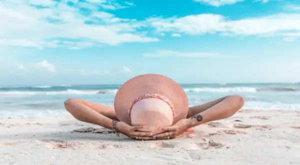 Słońce, plaża i błękitne niebo. Idealny czas, by pomyśleć, co spakować do Grecji: kapelusz, strój kąpielowy i dobry humor.