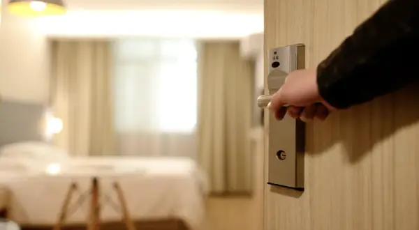 Wieczór w hotelu: jak zrelaksować się bez wychodzenia z pokoju?