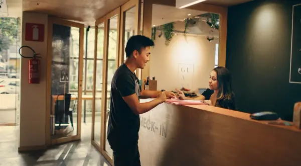 Overbooking w hotelu - co to jest i jak unikać problemów?