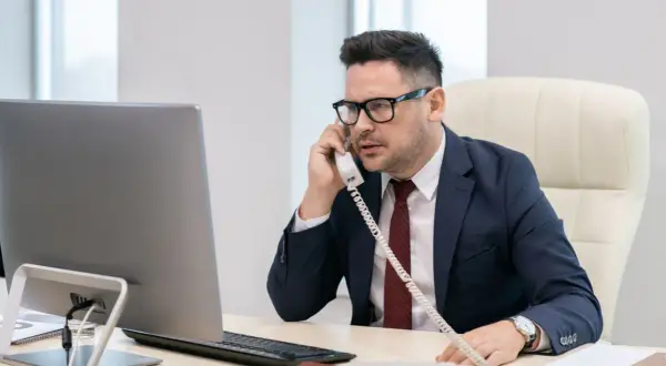 Ile zarabia dyrektor hotelu? Zaskakujące fakty o wynagrodzeniach
