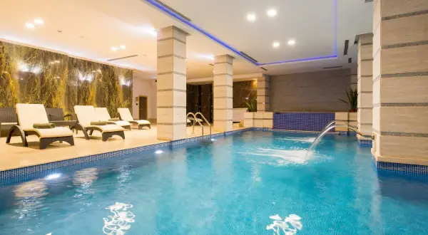 Jak iść na basen w hotelu i uniknąć nieprzyjemnych niespodzianek