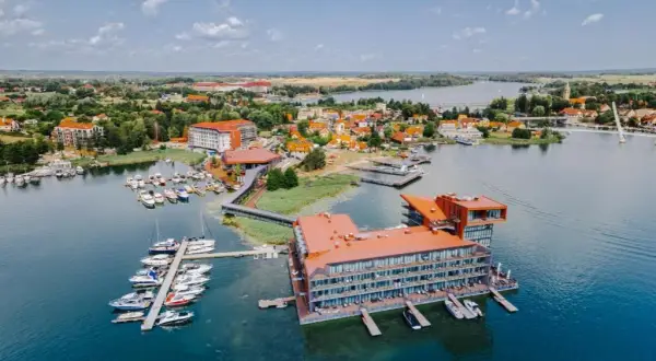 Hotel Ptasia Wyspa: Luksusowy wypoczynek na Mazurach nad jeziorem