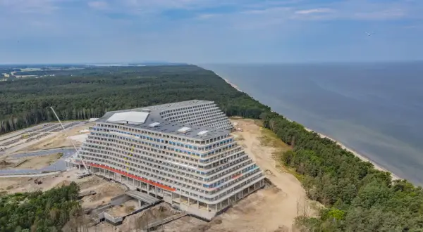 Ogromny hotel Gołębiewski w Pobierowie w budowie, tuż przy lesie i morzu. Trudno oszacować, ile kosztował hotel Gołębiewski w Pobierowie, ale skala budowy robi wrażenie.