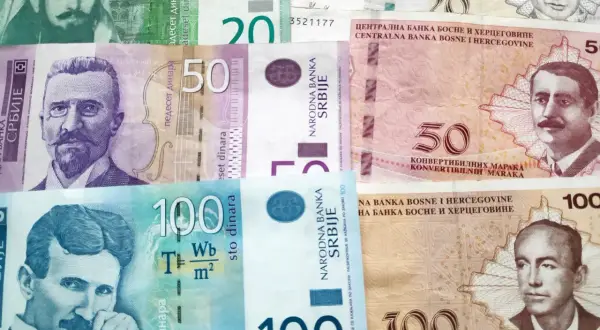 Serbskie dinary i bośniackie marki. Na banknotach widać portrety znanych postaci, m.in. Nikoli Tesli. To właśnie te waluty stanowią odpowiedź na pytanie: co to za waluta RS.