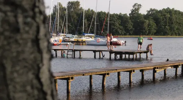 Pole namiotowe nad Jeziorem Średnim w Turawie: co warto wiedzieć przed biwakiem?