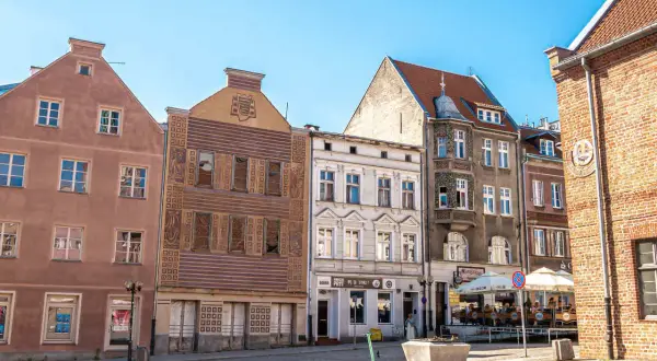 Kolorowe kamienice na Starym Mieście w Olsztynie. Warto zobaczyć w Olsztynie urokliwy rynek z kawiarniami i zabytkową architekturą.