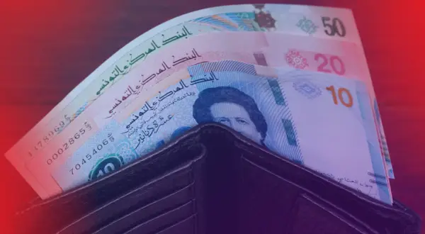 Portfel z dinarami tunezyjskimi. Taką walutą można płacić w Tunezji. Widoczne nominały 10, 20, 50.