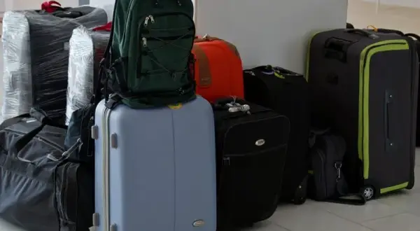 Jak zważyć walizkę bez wagi? Sprawdzone metody na podróżników