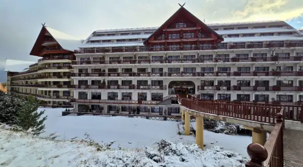 Wielopiętrowy hotel Gołębiewski w zimowej scenerii. Czy ma 5 gwiazdek? Trudno ocenić po fasadzie, ale wygląda imponująco.
