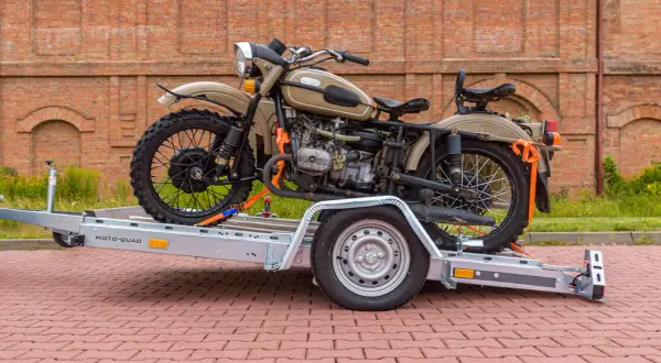 Jak przewieźć motocykl na zwykłej przyczepie bez ryzyka uszkodzeń