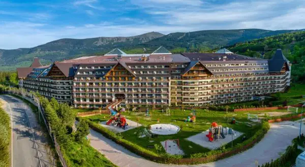 Ogromny hotel Gołębiewski w Karpaczu, otoczony zielenią i górami. Ile lat ma hotel Gołębiewski w Karpaczu? To miejsce oferuje mnóstwo atrakcji dla dzieci.
