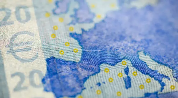 Zbliżenie na banknot dwudziestoeuro, z widoczną mapą Europy. Tak, w Belgii jest euro.