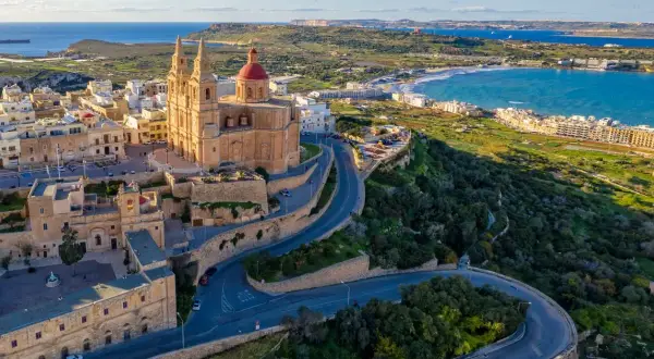 Czy Malta to państwo? Poznaj jej status i ciekawostki geograficzne