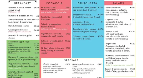 Menu z opcjami śniadaniowymi, focaccią, bruschettą i sałatkami. Sprawdź, ile kosztuje obiad na Malcie, np. sałatka z prosciutto za 9,50 €.