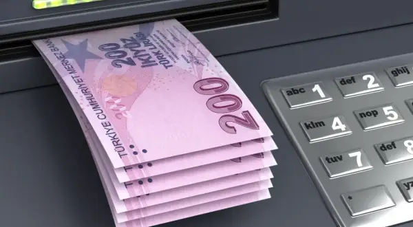 Banknoty 200 lir tureckich wychodzące z bankomatu. Czy w Turcji można płacić euro? Raczej nie, lepiej mieć lokalną walutę.