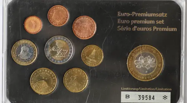 Zestaw monet euro z Słowenii. Widać monety z różnymi nominałami i wizerunkami, pokazujące, jaką walutę ma Słowenia.