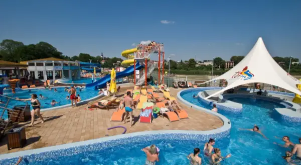 Termy Uniejów: Ile osób odwiedza kompleks? Frekwencja i limity