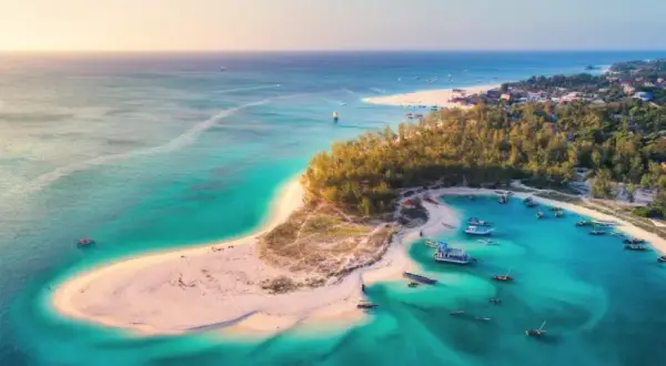 Kiedy najlepiej jechać na Zanzibar, aby uniknąć deszczu i tłumów?