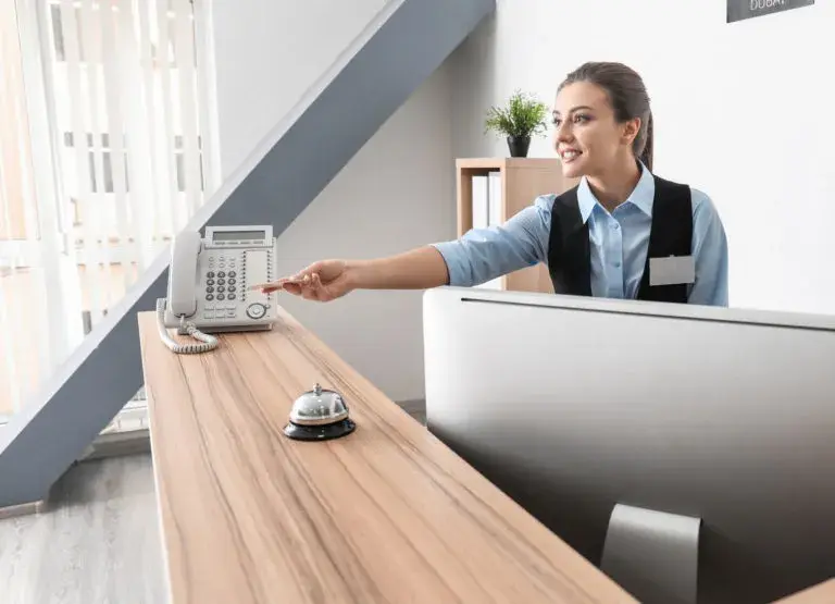 Ile godzin pracuje recepcjonistka w hotelu? Zaskakujące fakty o zmianach