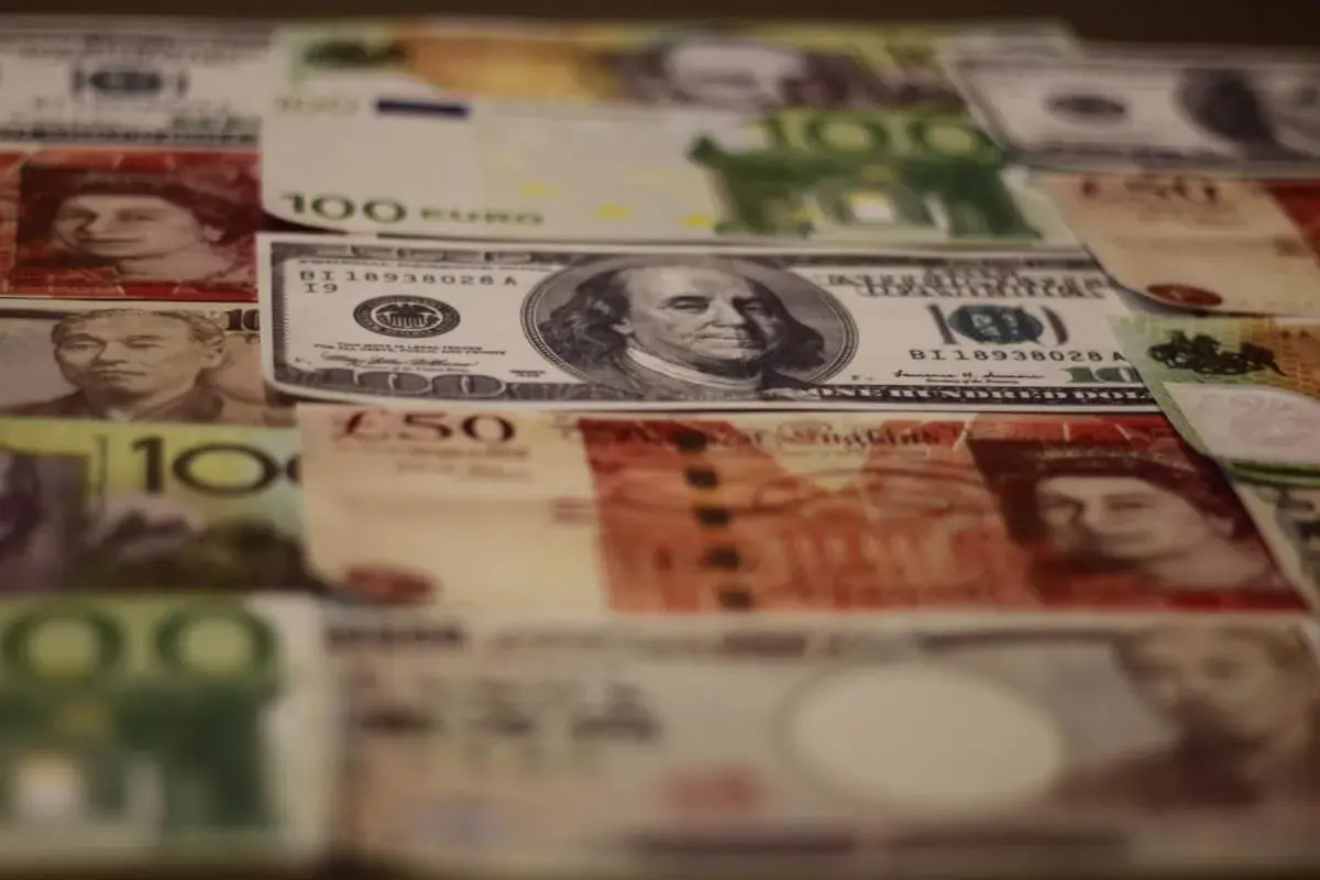 Różne waluty świata, w tym dolary i euro. Choć Irlandia używa euro, na zdjęciu widać też inne waluty.