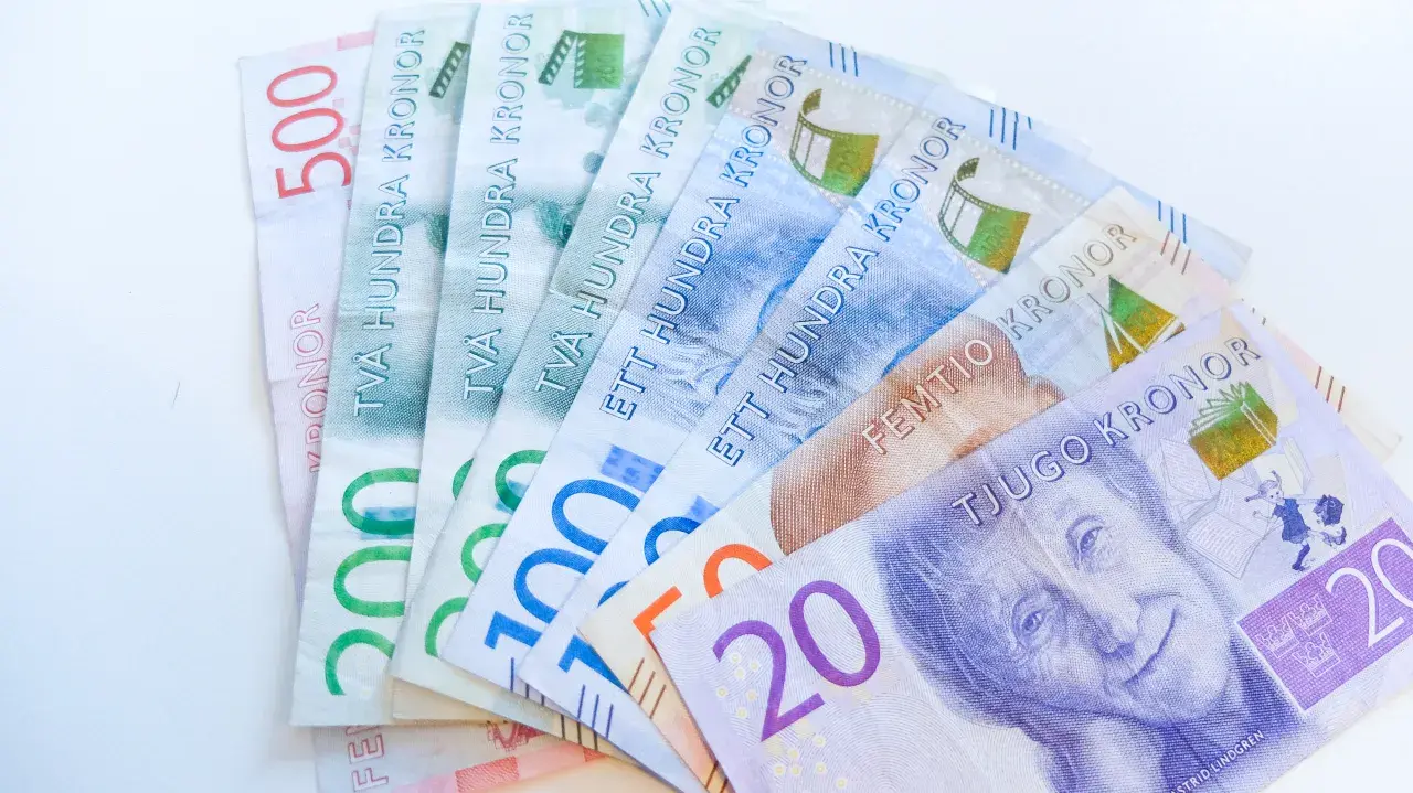 Szwedzkie banknoty: 500, 200, 100, 50 i 20 koron. To właśnie te waluty sek są widoczne na zdjęciu.