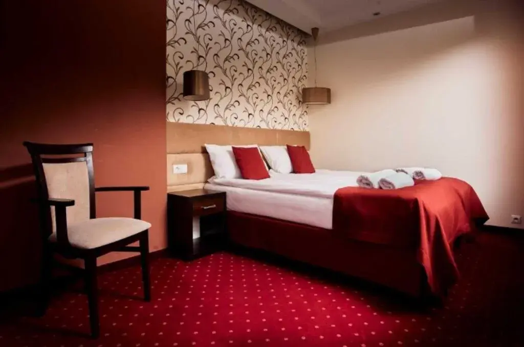 Czy osoba niepełnoletnia może wynająć pokój w hotelu bez zgody rodziców?