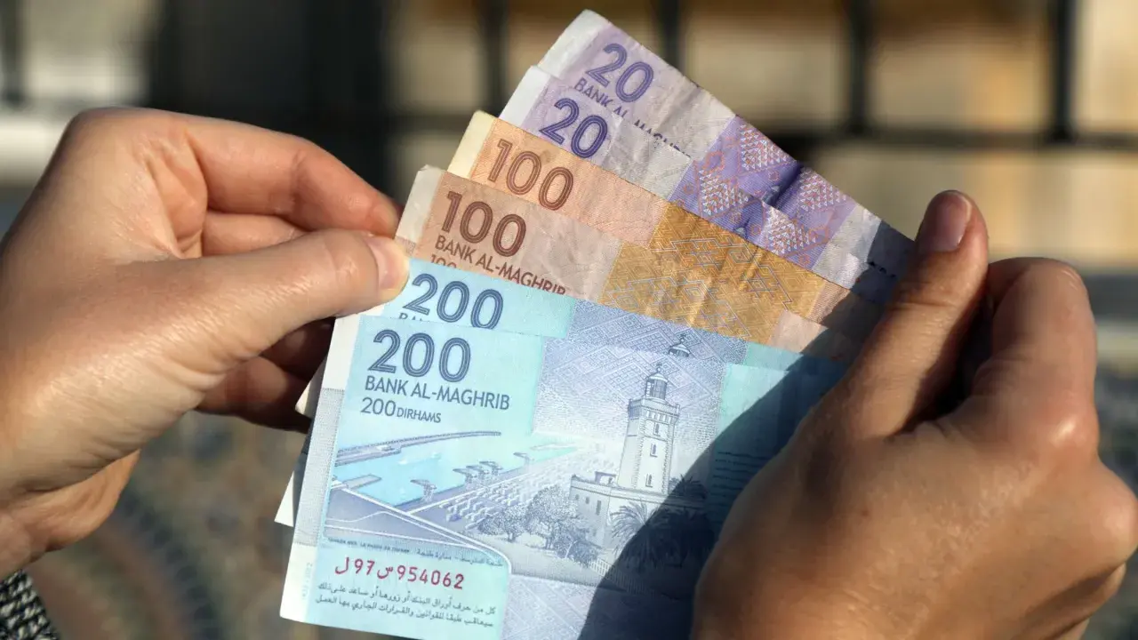 Ręka trzyma marokańskie dirhamy. Czy w Maroko można płacić dolarami? Raczej nie, lepiej mieć lokalną walutę.
