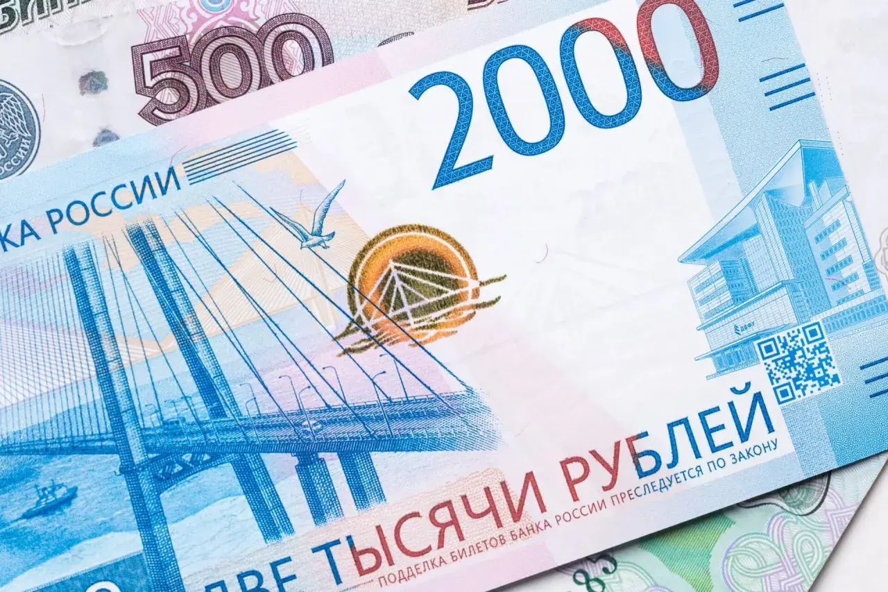 Rosja ma ruble. Na banknocie 2000 rubli widnieje most i budynek.