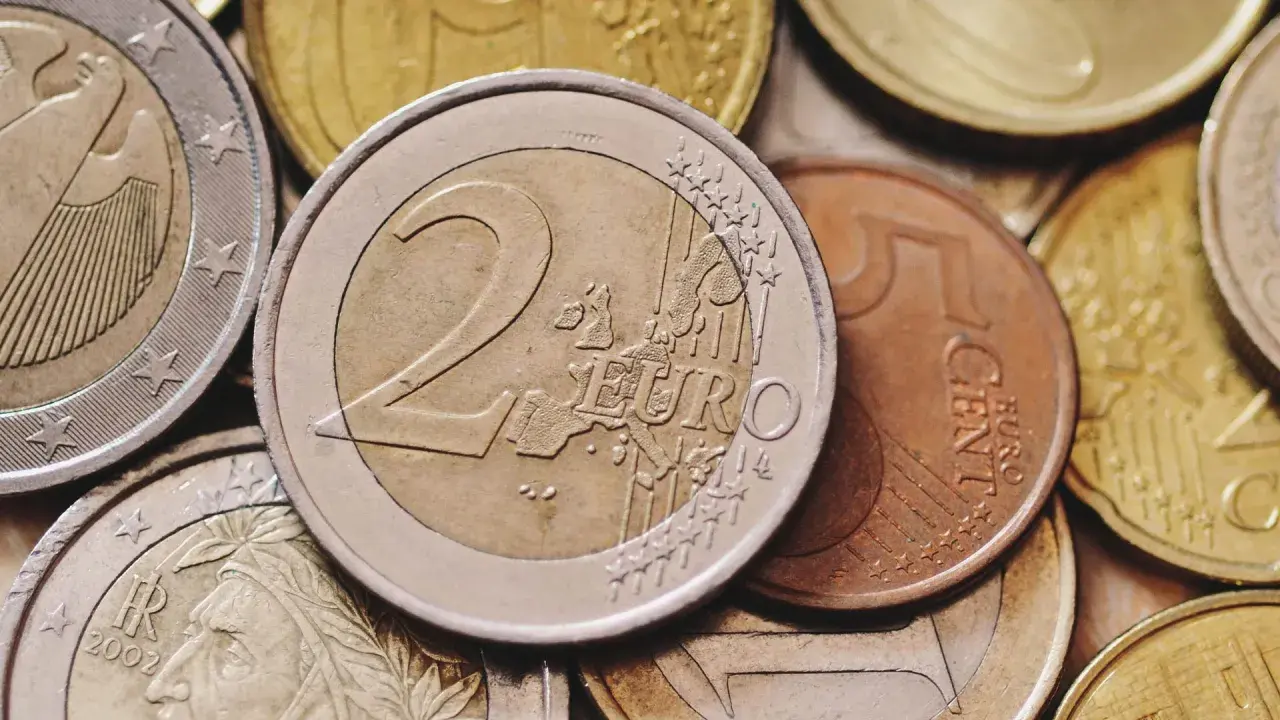 Monety euro, w tym dwu- i pięciocentowe, pokazują, jaką walutę ma Czarnogóra.