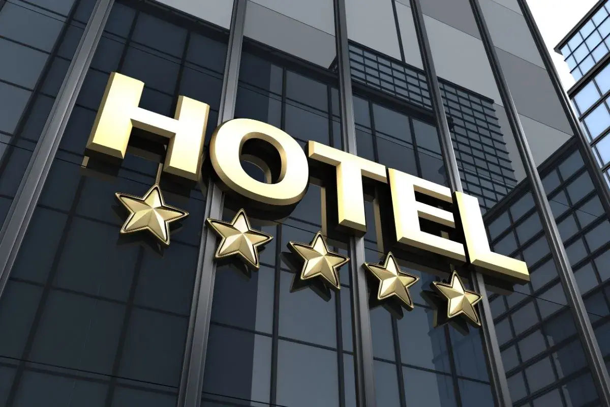 Złote litery "HOTEL" i pięć gwiazdek na szklanej fasadzie. Zastanawiasz się, ile zarabia tester hoteli?