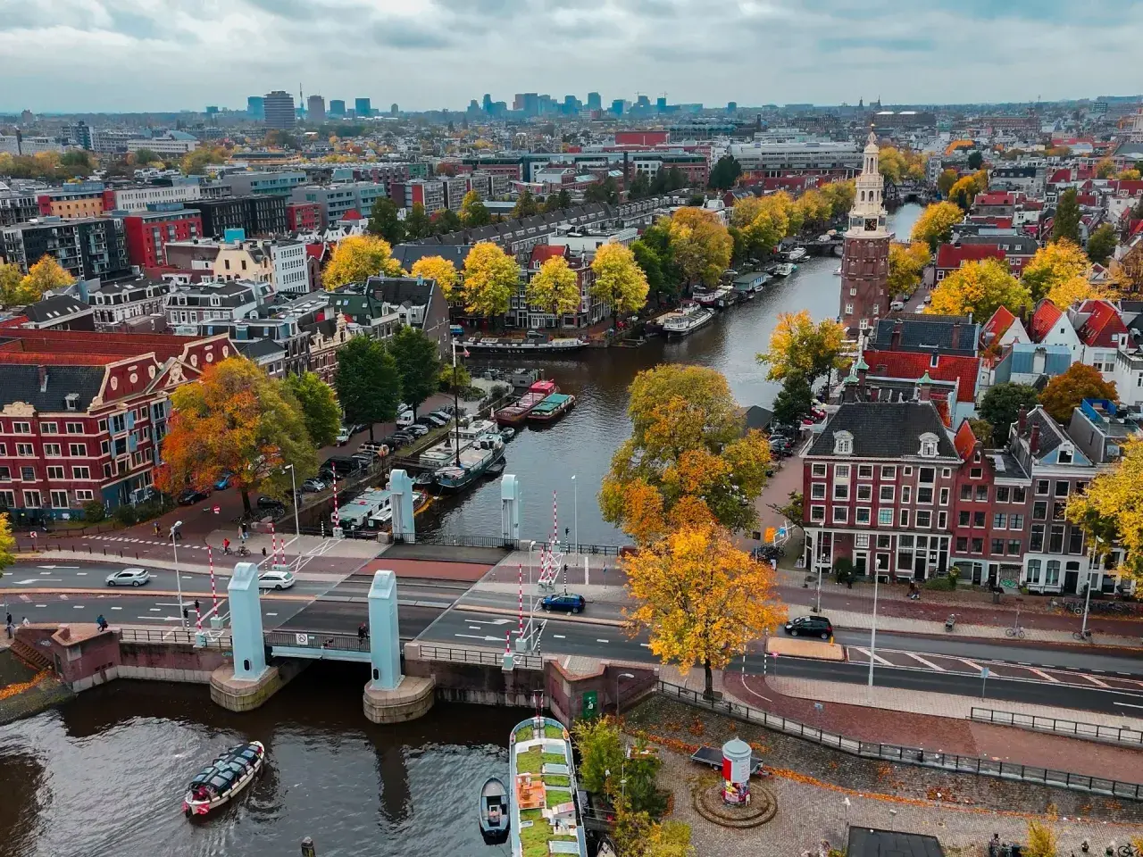 Jesień w Amsterdamie. Czy Holandia jest bezpiecznym krajem? Spokojne kanały, mosty i ruch uliczny sugerują, że tak.
